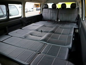 ハイエースワゴン内装架装　車中泊　ベッド　キャンピングカー